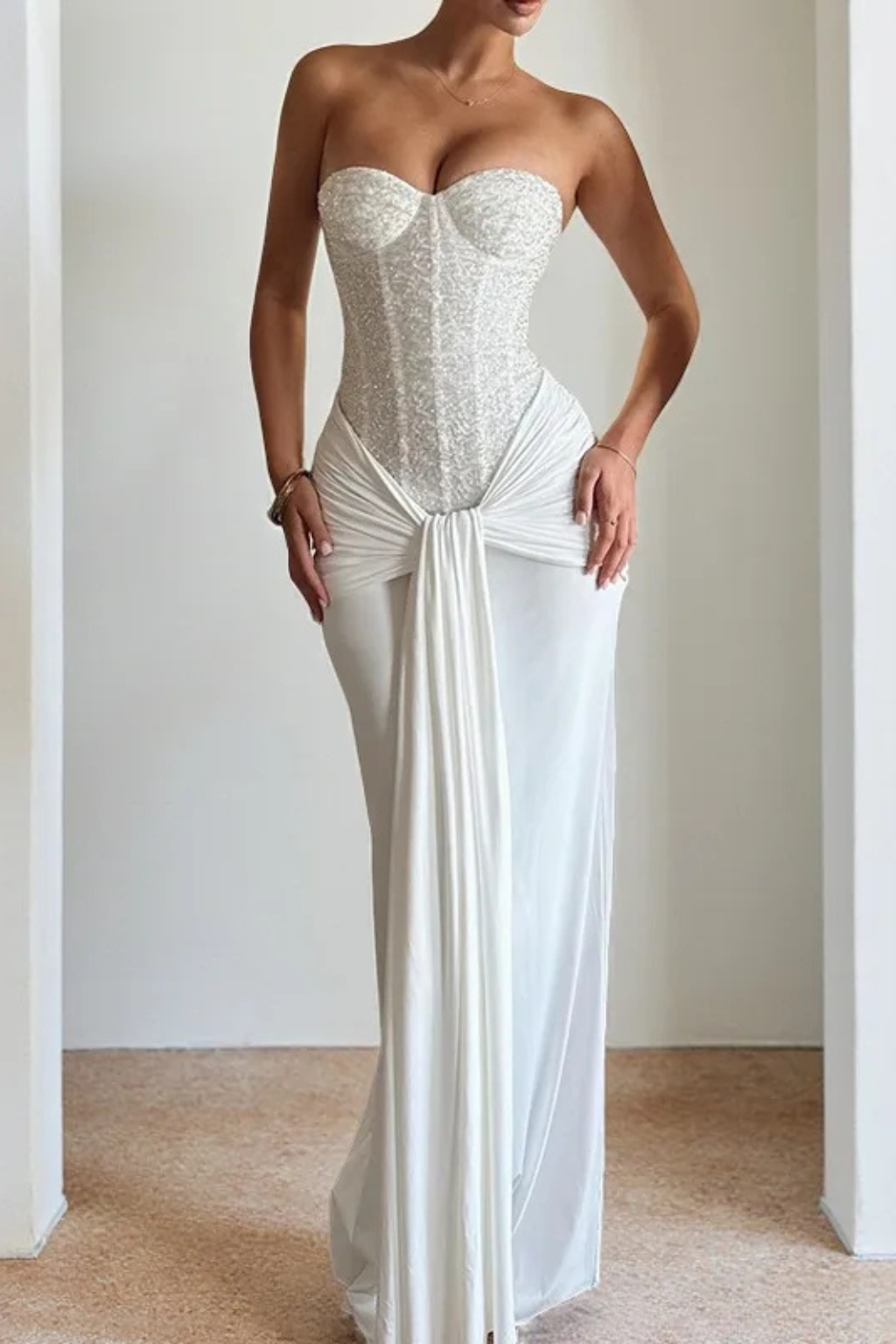 Damen Maxikleid für Hochzeitsgäste | Trägerloses Corsagenkleid mit Spitze und drapierter Optik | Festliches Abendkleid Bodenlang