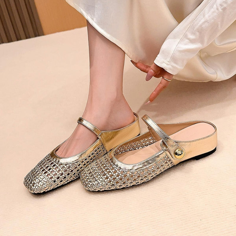 Damen Mules geflochten | Flache Slipper in Metallic-Optik mit Riemchen und eckiger Zehenpartie | Bequeme Schlupfschuhe
