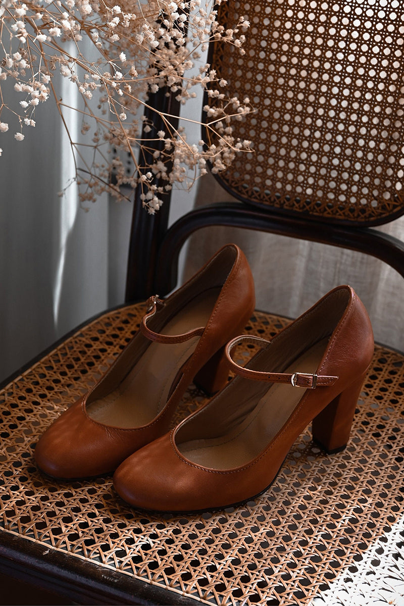 Damen-Pumps mit Blockabsatz, runder Spitze und verstellbarem Riemen