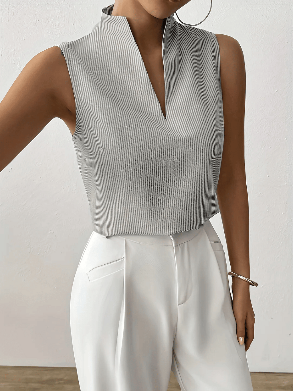 Sleeveless blouse for women with striped pattern | Elegant business top with stand-up collar and V-neck for the office