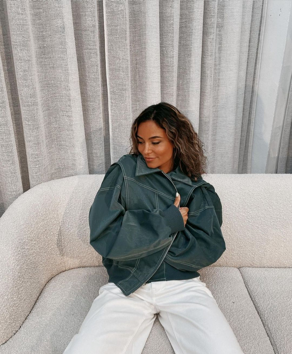 Women's bomber jacket in an oversized look made from high-quality faux leather - soft transitional jacket with a leather look for modern outfits