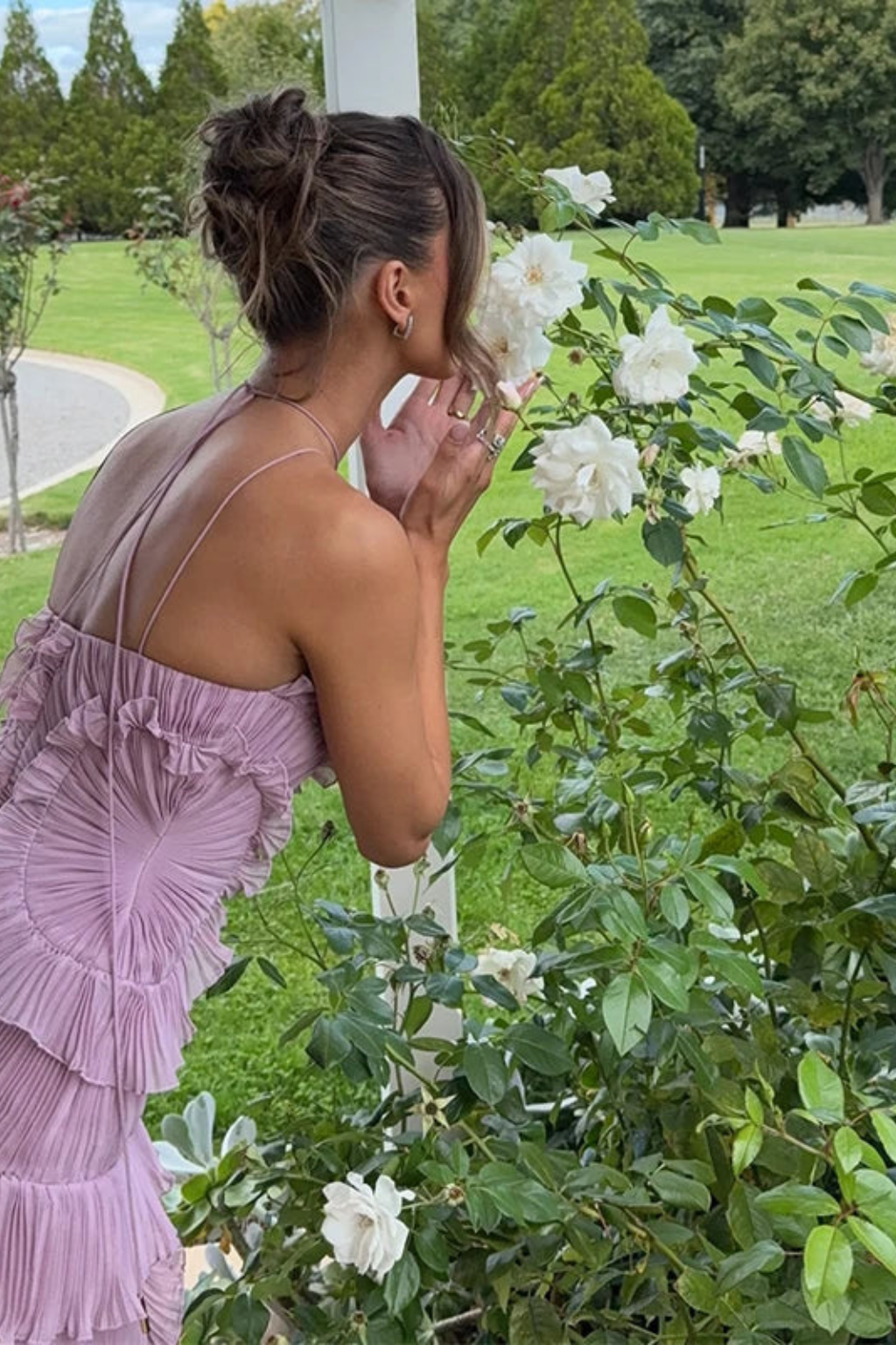Damen Halterneck Maxikleid mit Volants | Rückenfreies Sommerkleid für Hochzeitsgäste | Luftiges Kleid mit asymmetrischem Saum