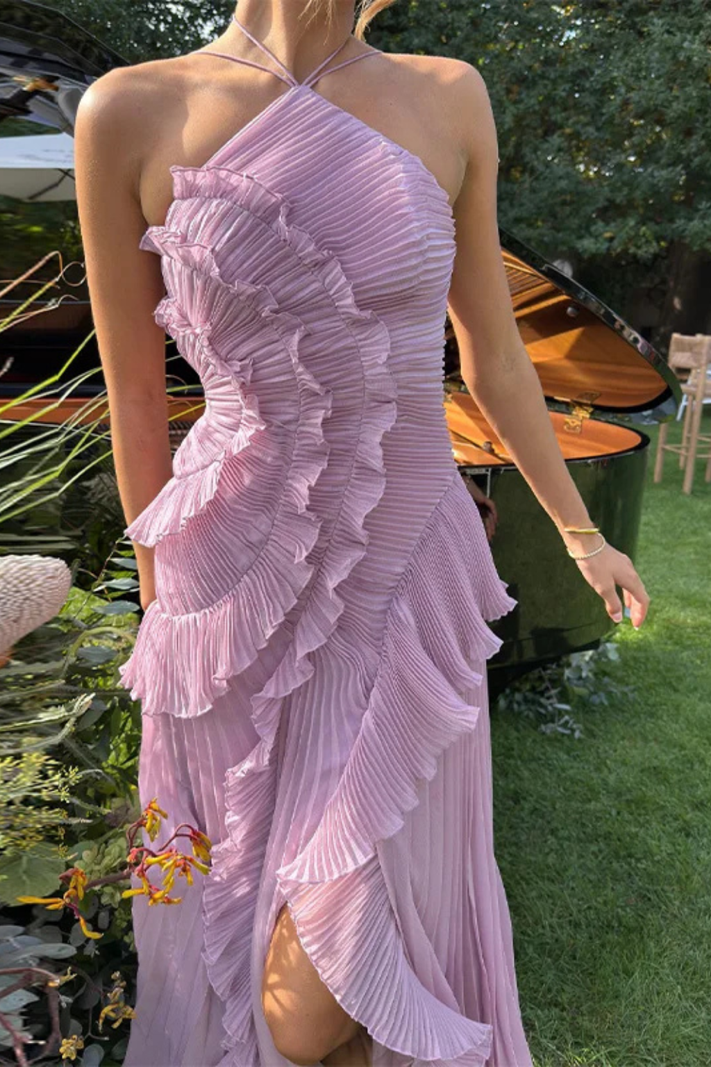 Damen Halterneck Maxikleid mit Volants | Rückenfreies Sommerkleid für Hochzeitsgäste | Luftiges Kleid mit asymmetrischem Saum