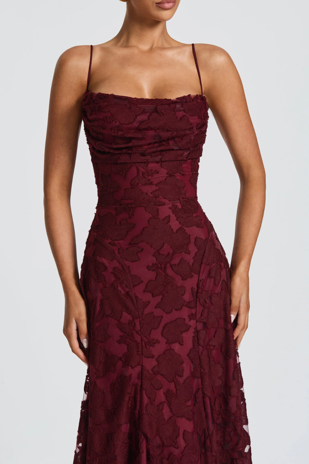 Maxikleid mit floralem Brokatmuster und Spaghettiträgern für Hochzeitsgäste