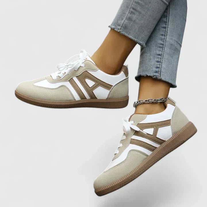 Orthopedic sneakers for women in retro court design – Comfortable trainers with padded footbed and shock-absorbing sole