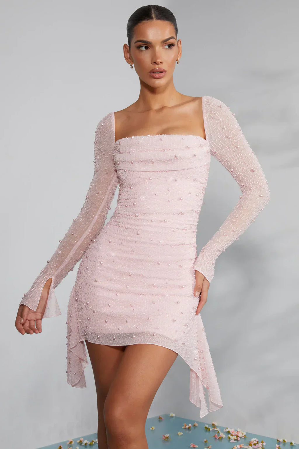 Minikleid mit langen Ärmeln und verziertem Kragen