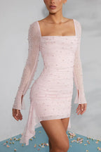 Minikleid mit langen Ärmeln und verziertem Kragen