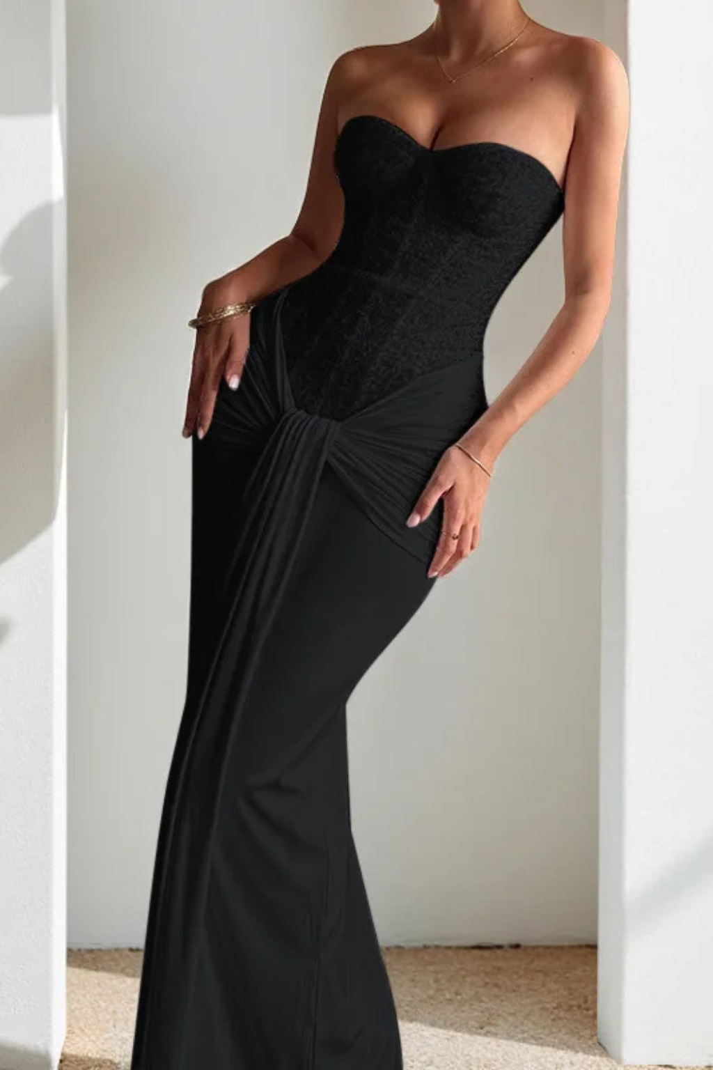 Damen Maxikleid für Hochzeitsgäste | Trägerloses Corsagenkleid mit Spitze und drapierter Optik | Festliches Abendkleid Bodenlang