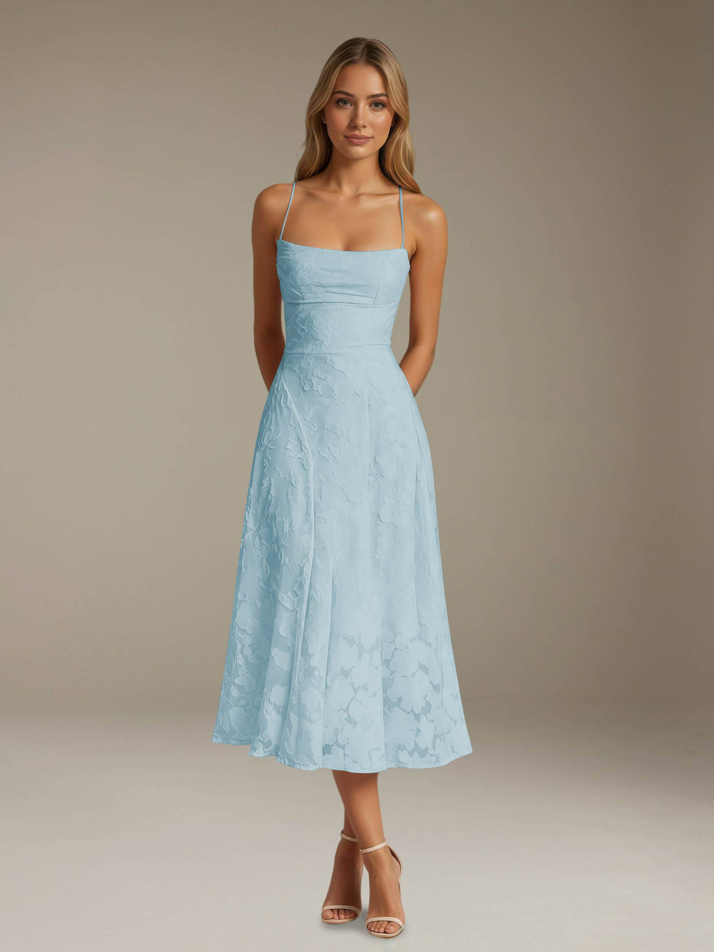 Ausgestelltes Midi-Sommerkleid mit Spaghettiträgern und Knielänge