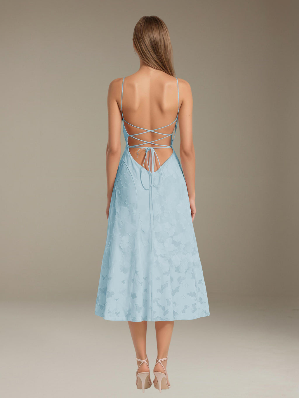 Ausgestelltes Midi-Sommerkleid mit Spaghettiträgern und Knielänge