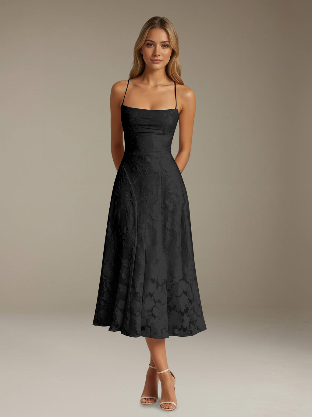 Ausgestelltes Midi-Sommerkleid mit Spaghettiträgern und Knielänge