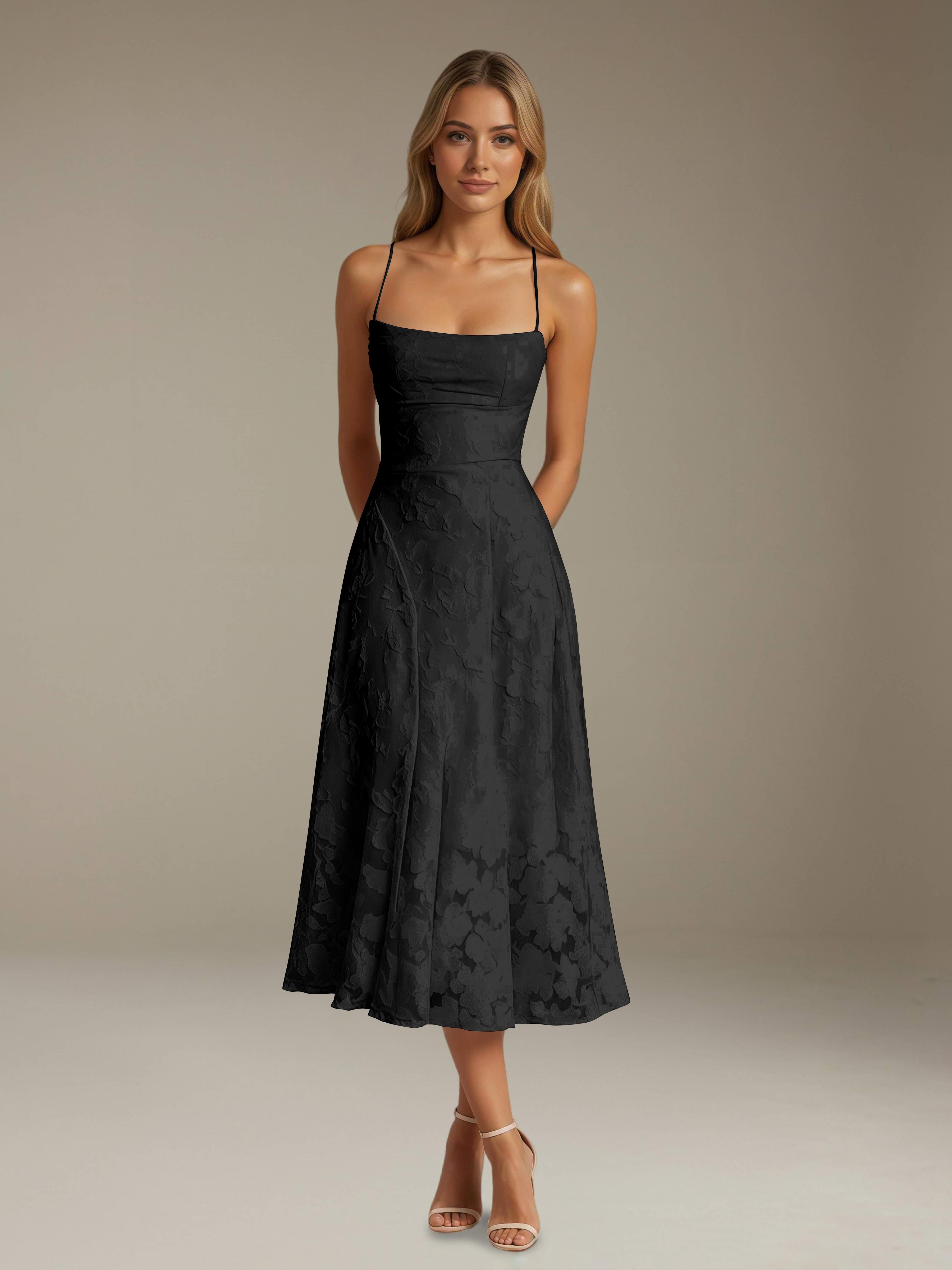 Ausgestelltes Midi-Sommerkleid mit Spaghettiträgern und Knielänge
