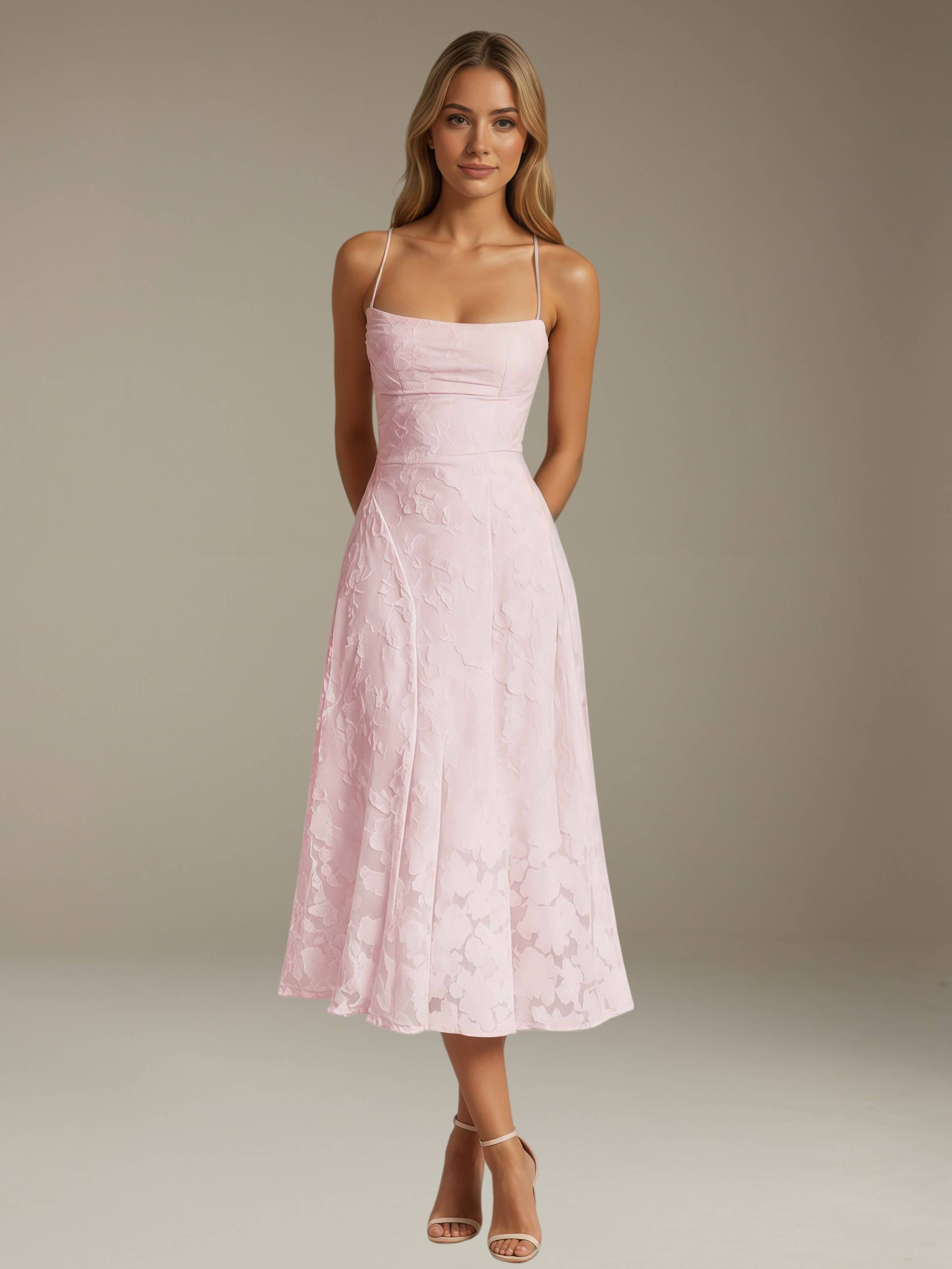 Ausgestelltes Midi-Sommerkleid mit Spaghettiträgern und Knielänge