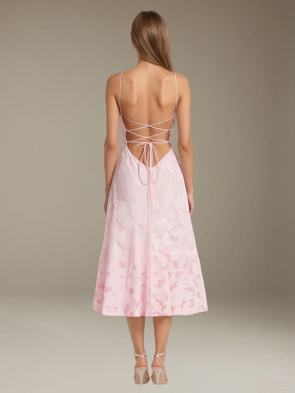 Ausgestelltes Midi-Sommerkleid mit Spaghettiträgern und Knielänge