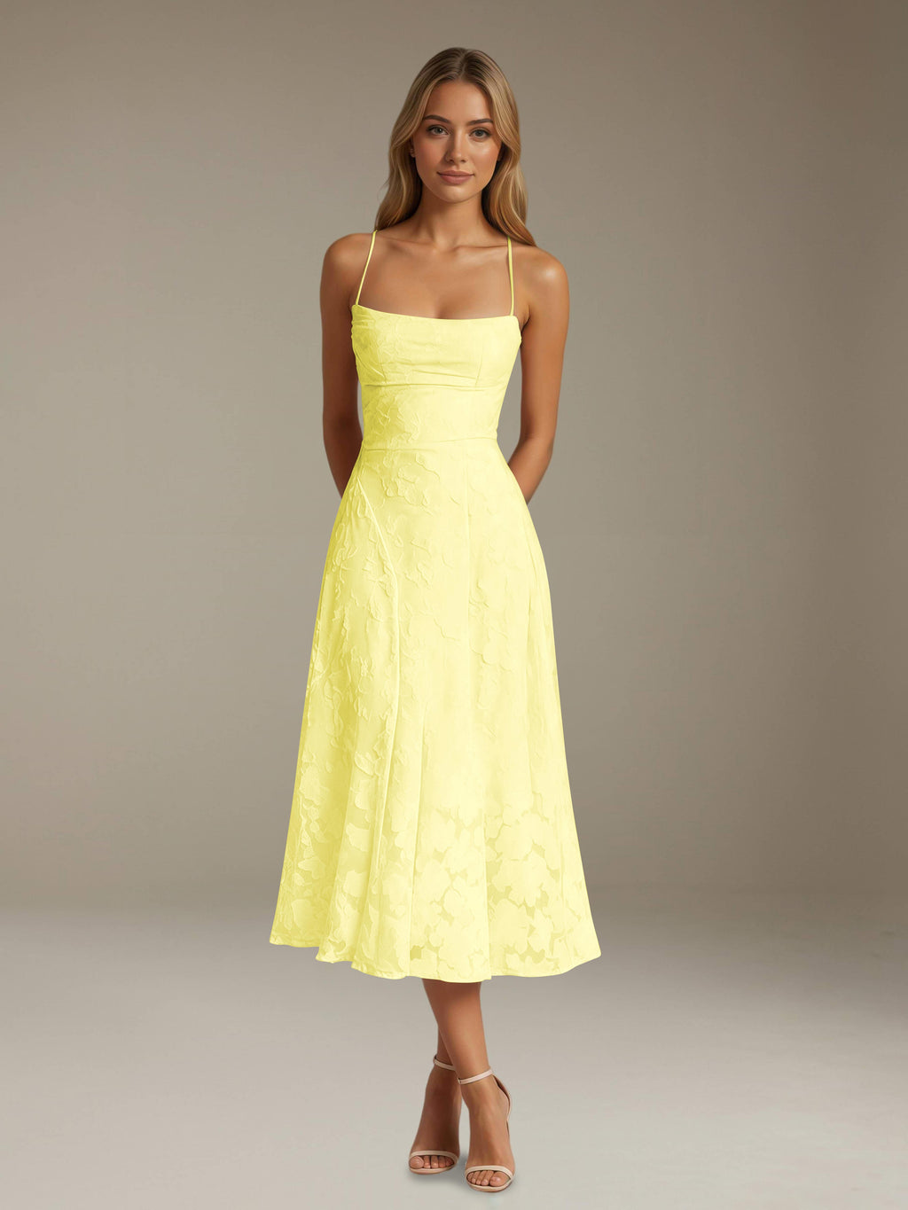 Ausgestelltes Midi-Sommerkleid mit Spaghettiträgern und Knielänge