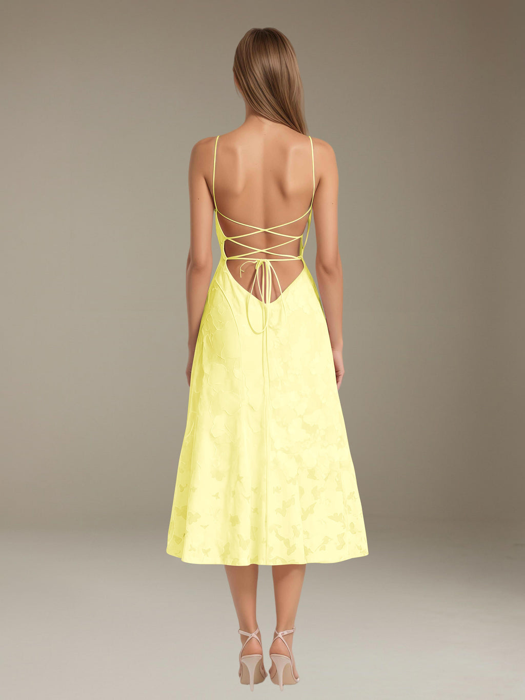 Ausgestelltes Midi-Sommerkleid mit Spaghettiträgern und Knielänge