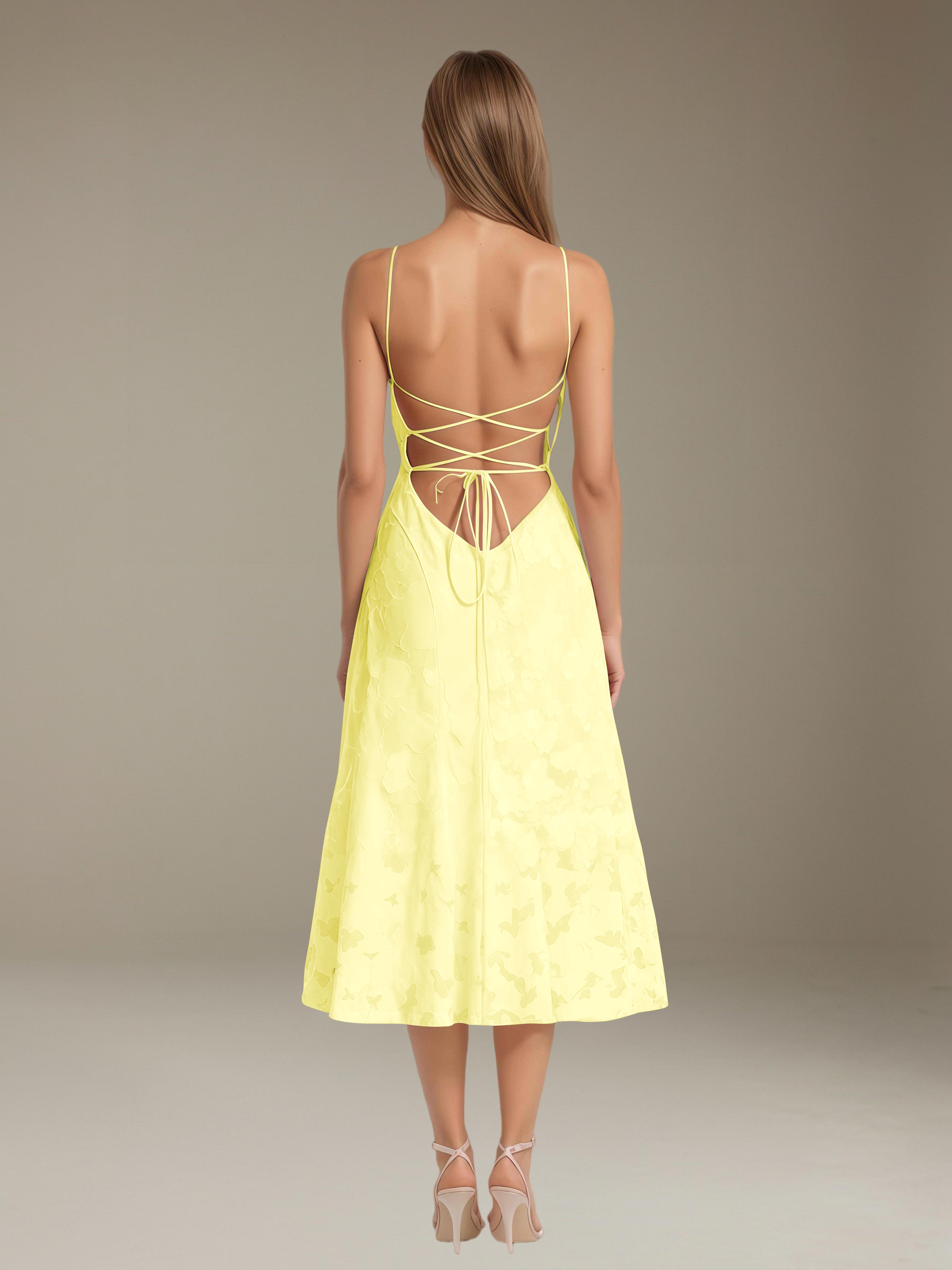 Ausgestelltes Midi-Sommerkleid mit Spaghettiträgern und Knielänge