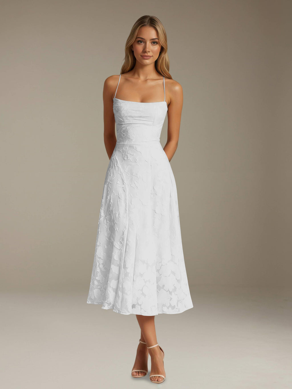 Ausgestelltes Midi-Sommerkleid mit Spaghettiträgern und Knielänge