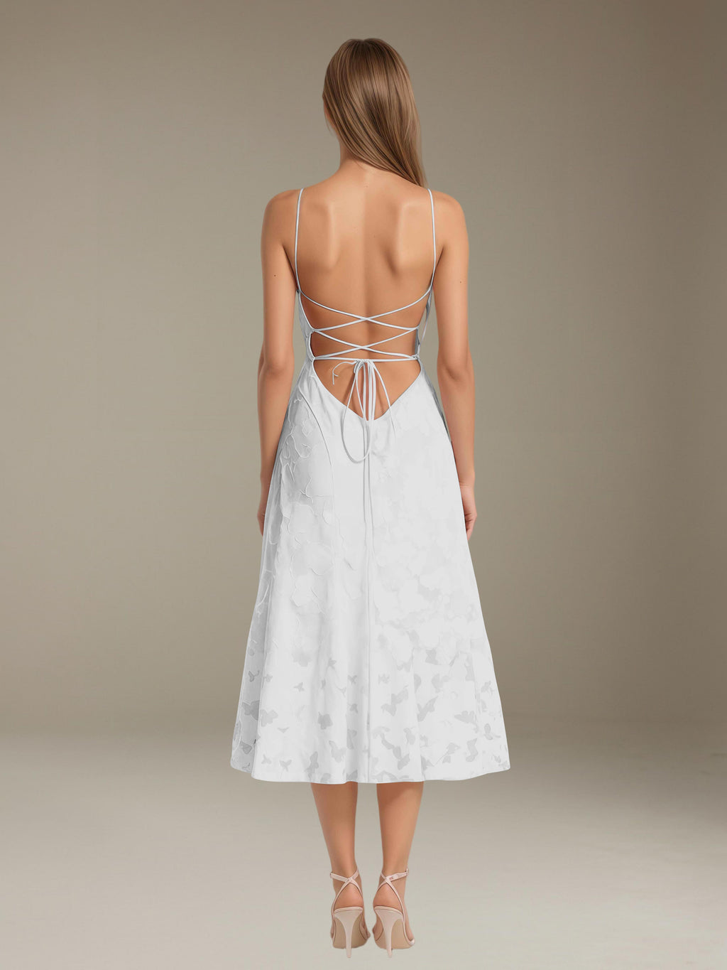 Ausgestelltes Midi-Sommerkleid mit Spaghettiträgern und Knielänge