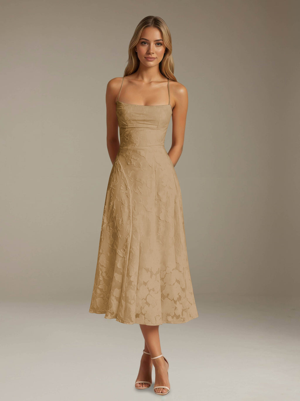 Ausgestelltes Midi-Sommerkleid mit Spaghettiträgern und Knielänge