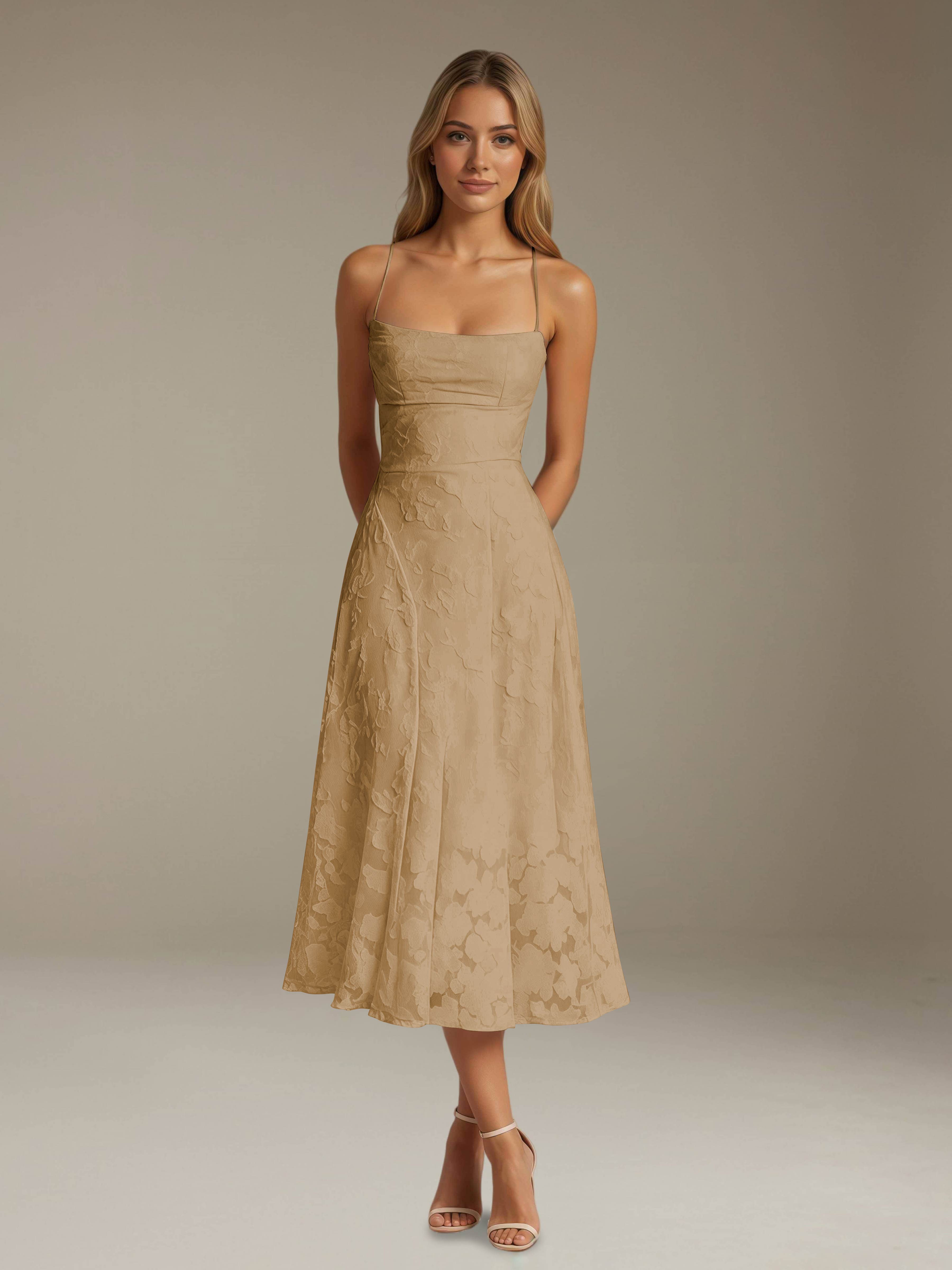 Ausgestelltes Midi-Sommerkleid mit Spaghettiträgern und Knielänge