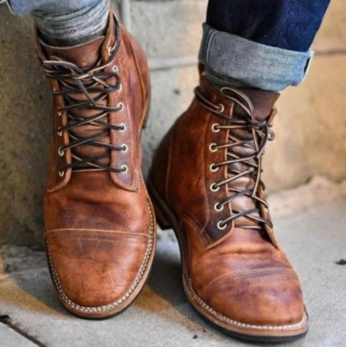 Stivali in pelle marrone da uomo, stile vintage, con lacci robusti e suola resistente. Ideali per moda casual e look autunnale.