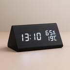 Moderner digitaler LED-Wecker aus Holz mit Temperaturanzeige