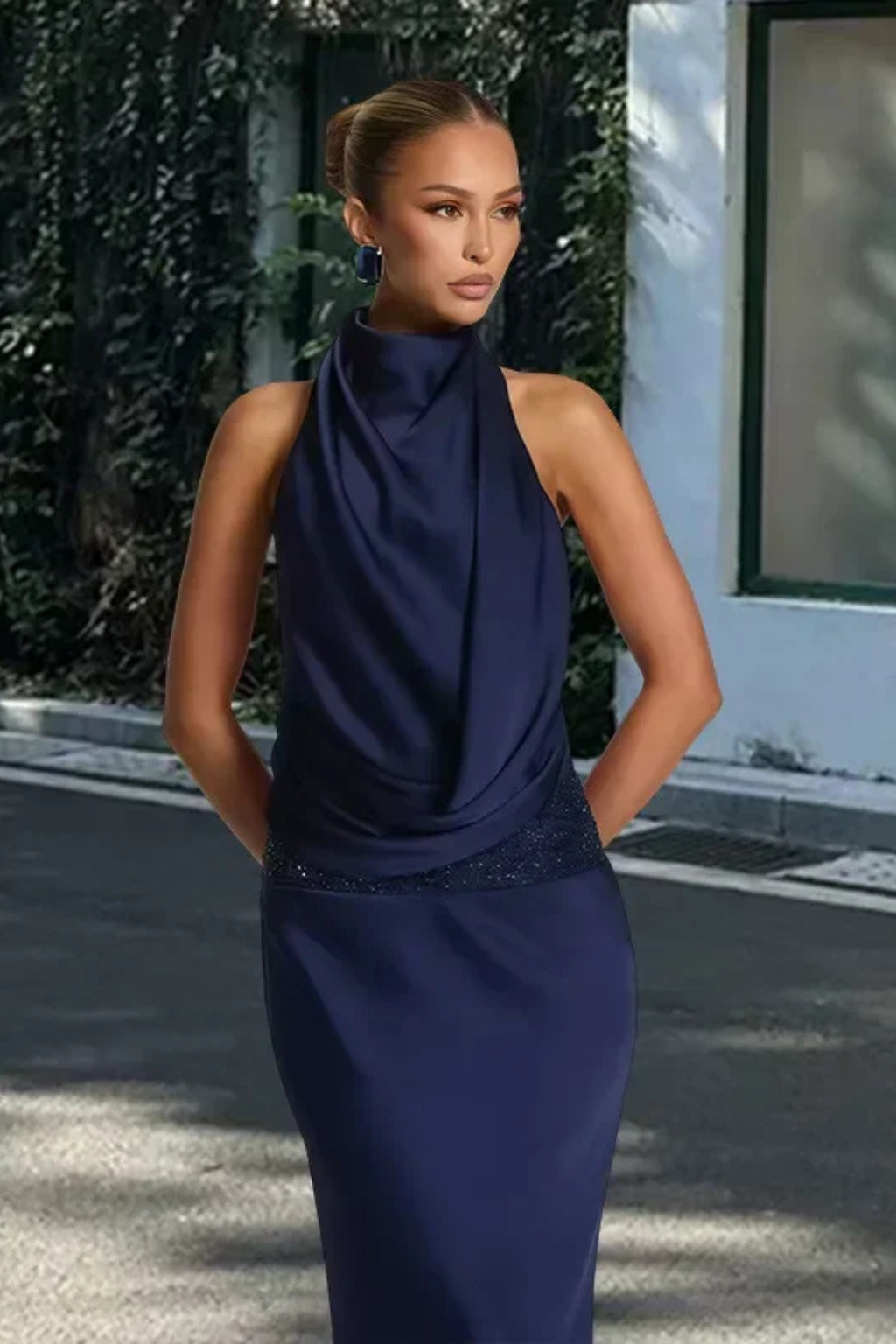 Halterneck Maxikleid aus Satin für Damen | Elegantes Abendkleid mit Rückenausschnitt und Drapierung für Hochzeitsgäste