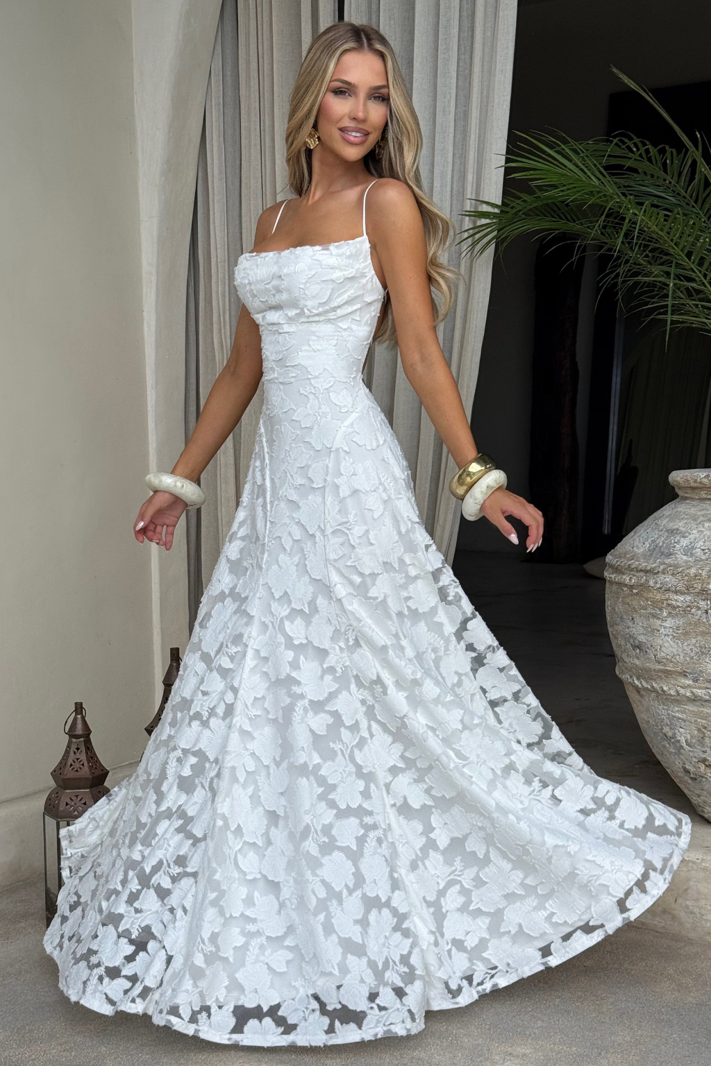 Maxikleid für Hochzeitsgäste mit Wasserfallausschnitt und Blumenspitze | Festliches langes Abendkleid für Damen und feierliche