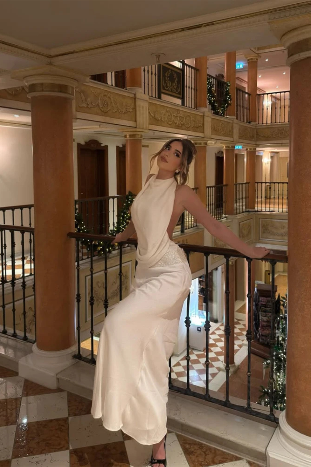 Drapiertes Satin-Maxikleid mit Neckholder für Hochzeitsgäste