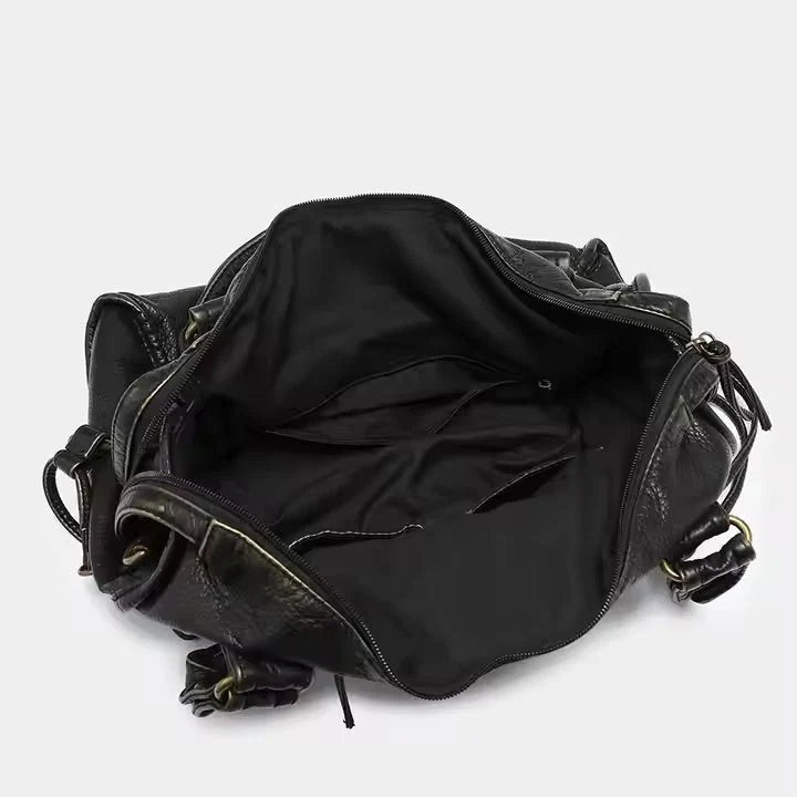 Schultertasche aus veganem Leder mit Vintage-Look & robusten Details
