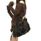 Schultertasche aus veganem Leder mit Vintage-Look & robusten Details