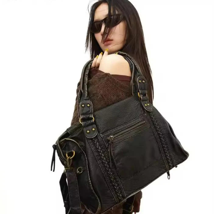 Schultertasche aus veganem Leder mit Vintage-Look & robusten Details