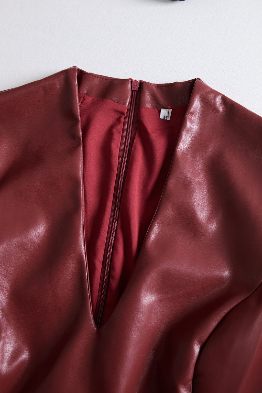 Eng-fitting women's dress with V-neck and long sleeves