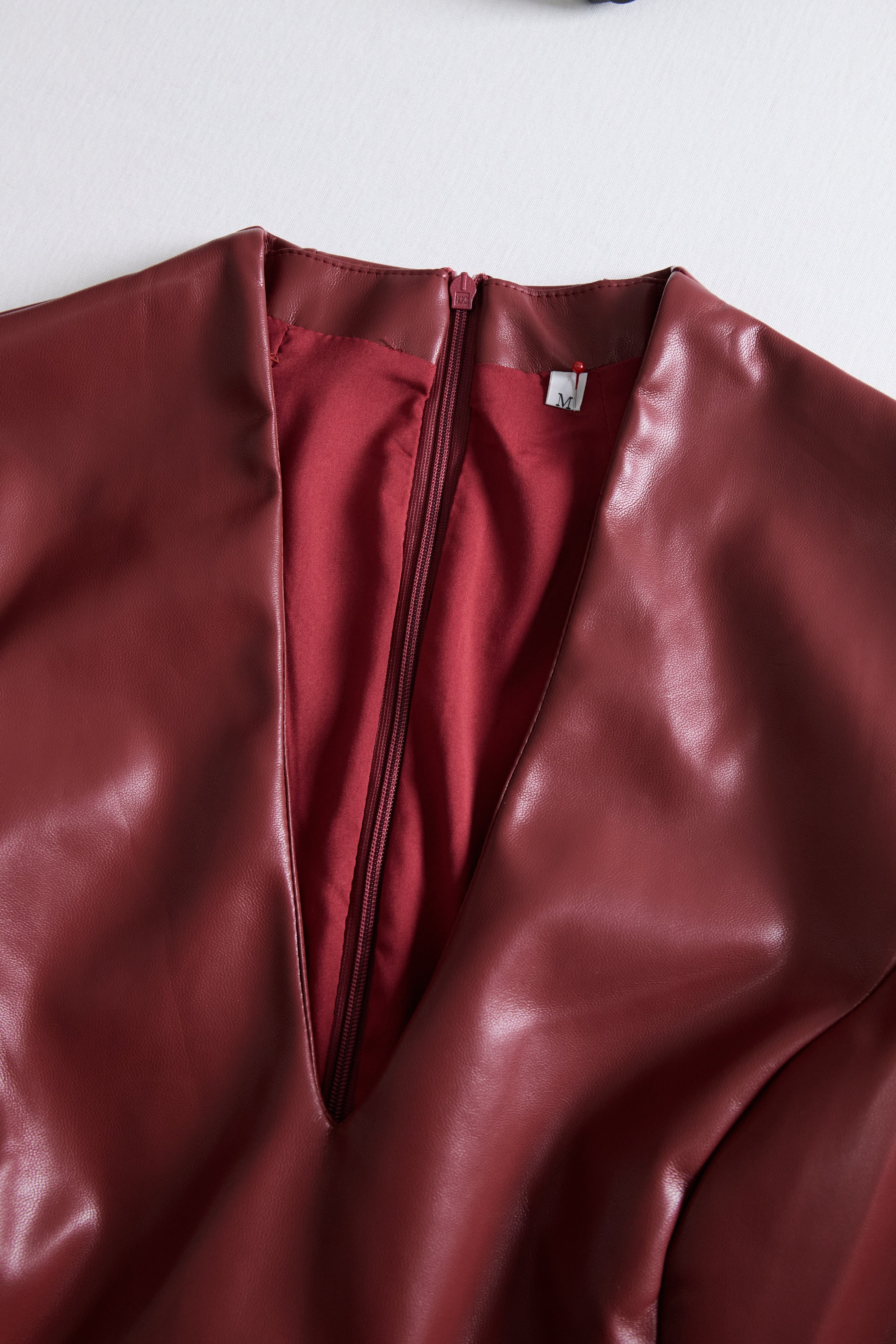 Eng-fitting women's dress with V-neck and long sleeves