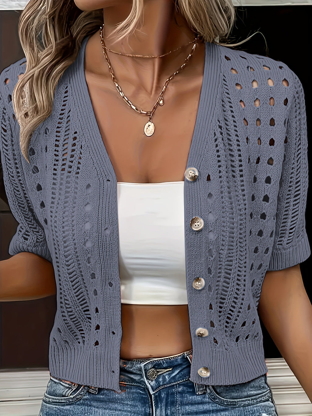 Kurze Damen Strickjacke mit Ajourmuster | Leichter Kurzarm Cardigan mit Knöpfen | Sommerliche Strickjacke in Häkel-Optik