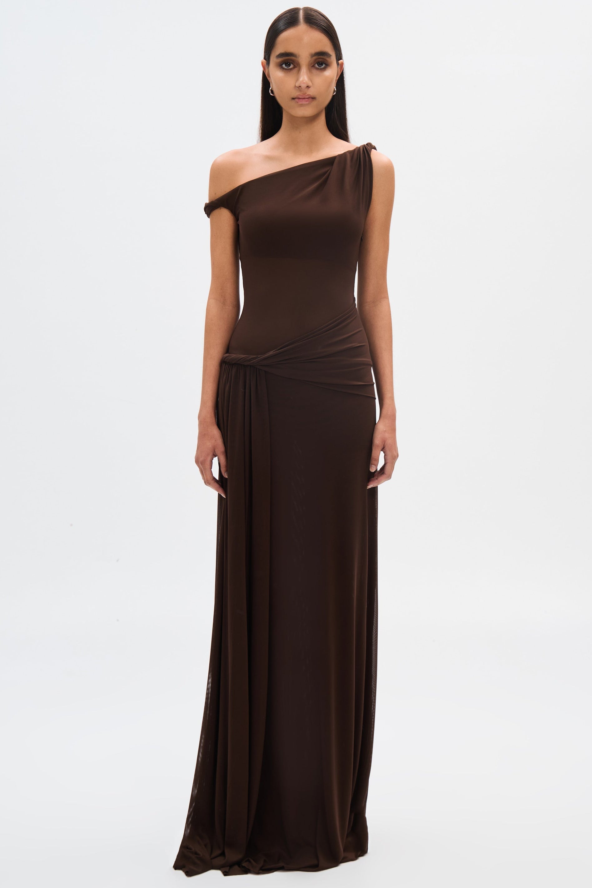 NOUVEAU RICHE Maxikleid Aus Netzstoff In Braun Mit Drapiertem Design Für Elegante Anlässe L