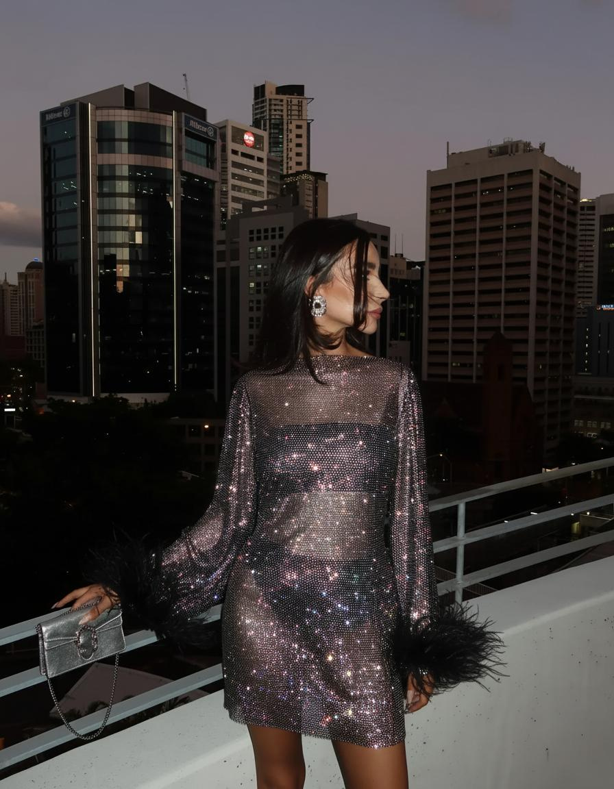 Glitzerndes Mini-Partykleid mit Feder-Details