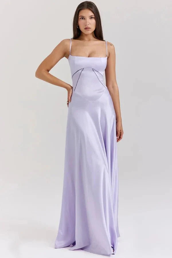 Das seidige Satin-Korsett-Maxikleid