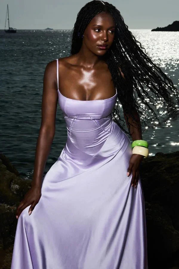 Das seidige Satin-Korsett-Maxikleid