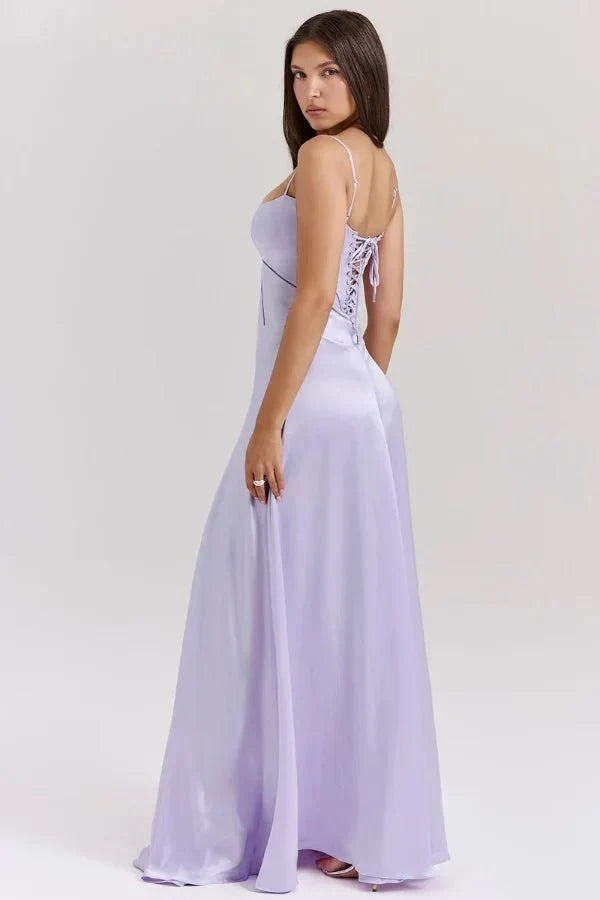 Das seidige Satin-Korsett-Maxikleid