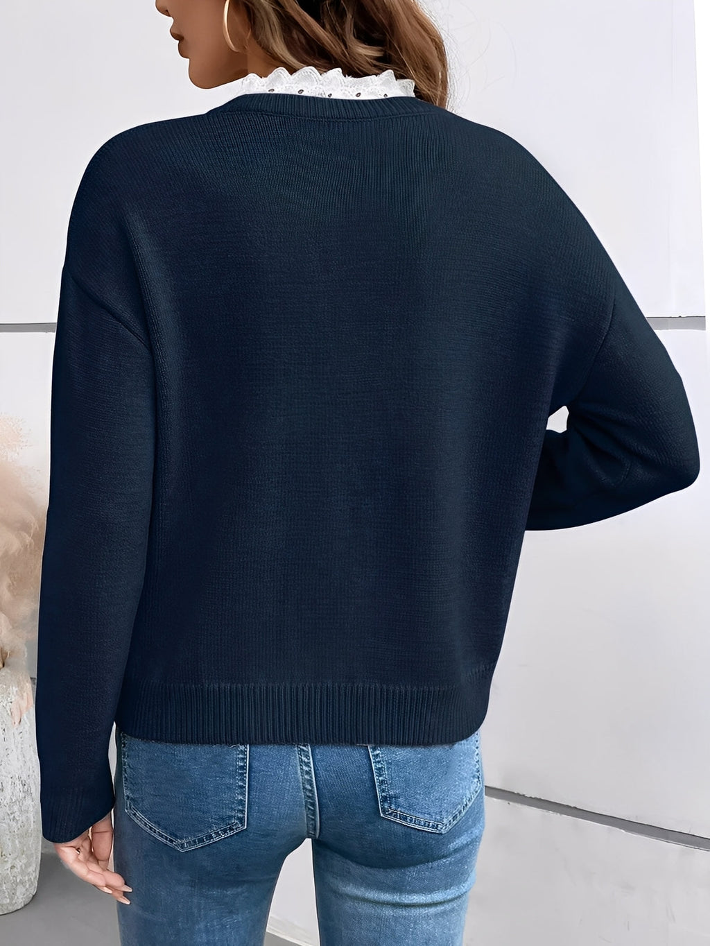 Eleganter Damenpullover mit Spitzenkragen – Schicker V-Ausschnitt
