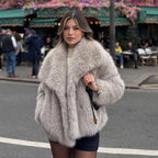 Damen Wintermantel aus Fake Fur Beige getragen auf der Straße
