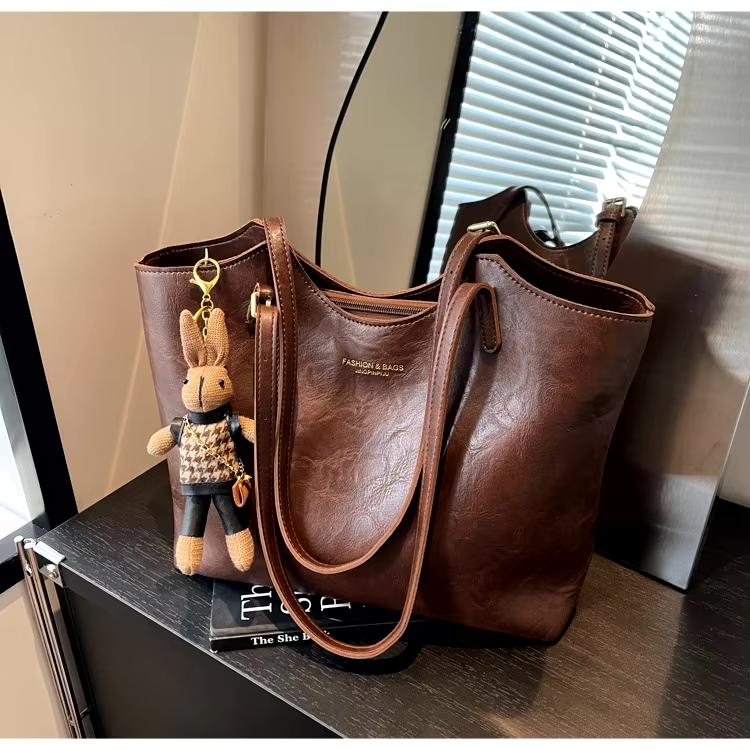 Dunkelbraune Tote Bag mit abnehmbarem Hasenanhänger