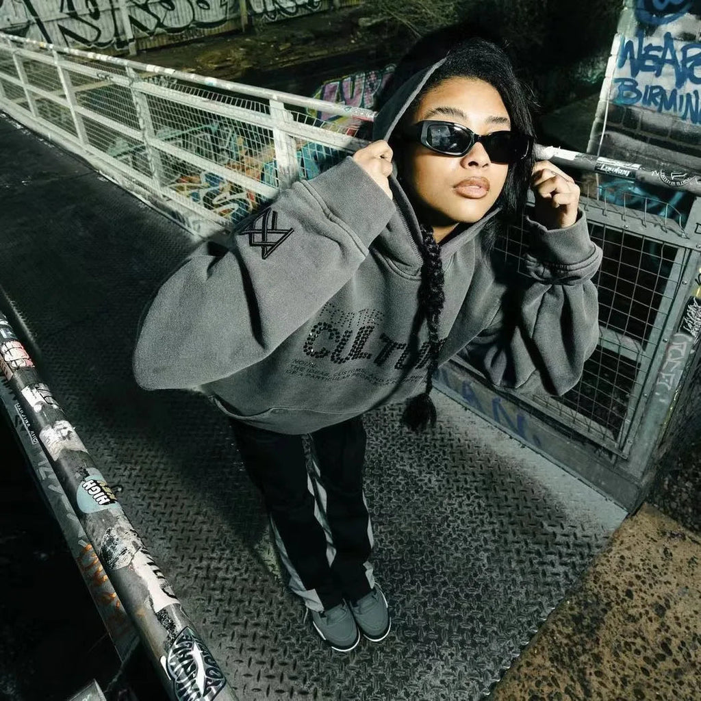 grauer hoodie mit strassschriftzug for the culture