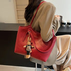 Rote Rustic Edge Bag auf Tisch mit Accessoires