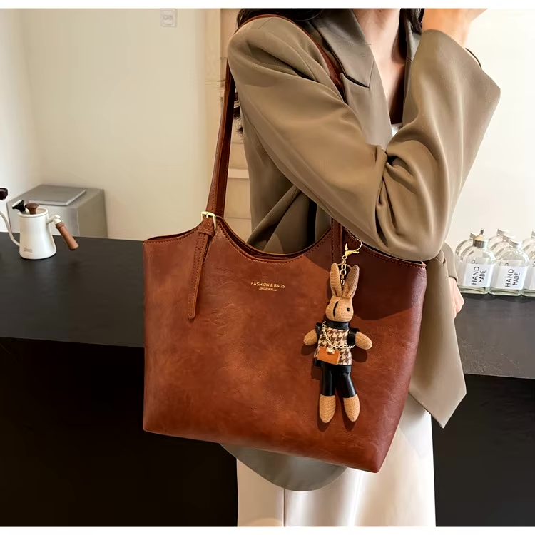 Große Schultertasche aus veganem Leder mit Vintage-Look & abnehmbarem Anhänger