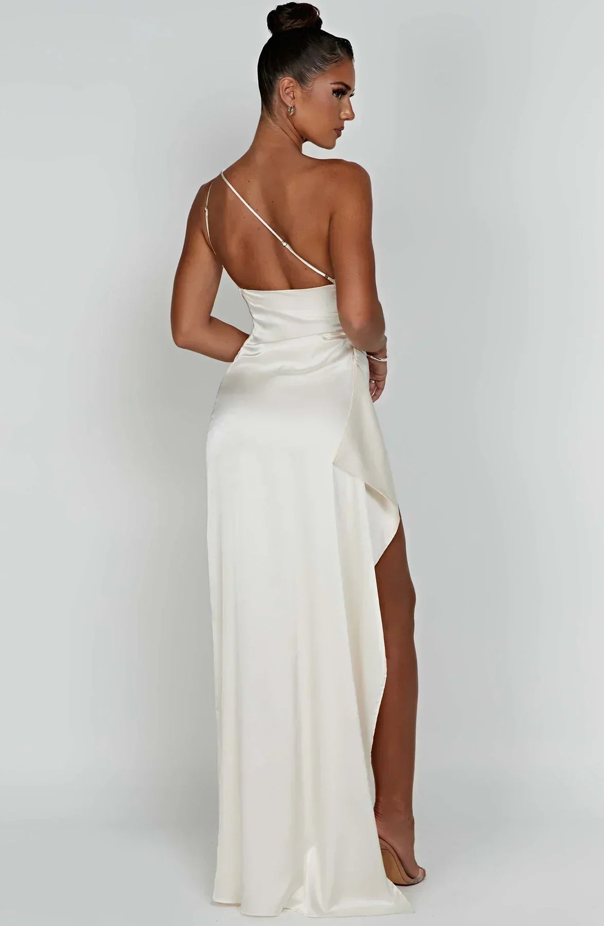 Raffiniertes Abendkleid mit hohem Schlitz