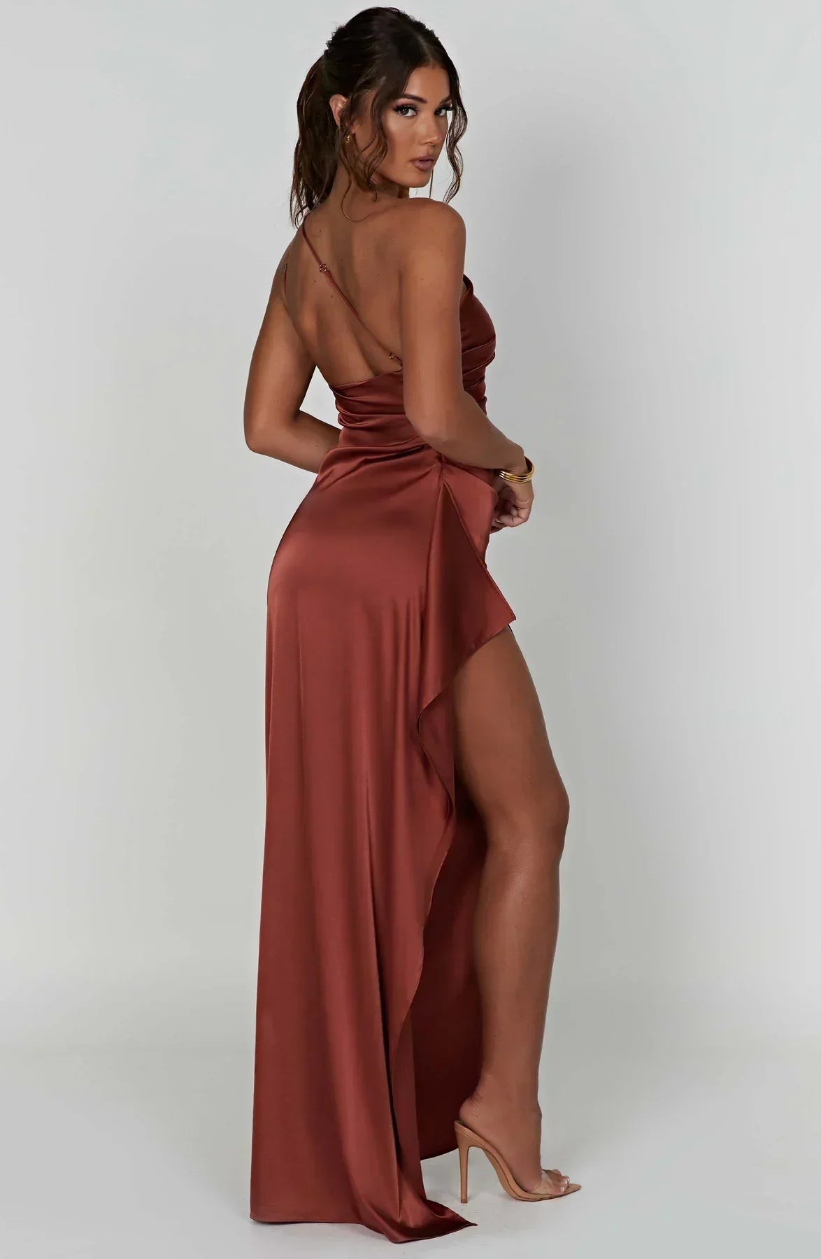 Raffiniertes Abendkleid mit hohem Schlitz