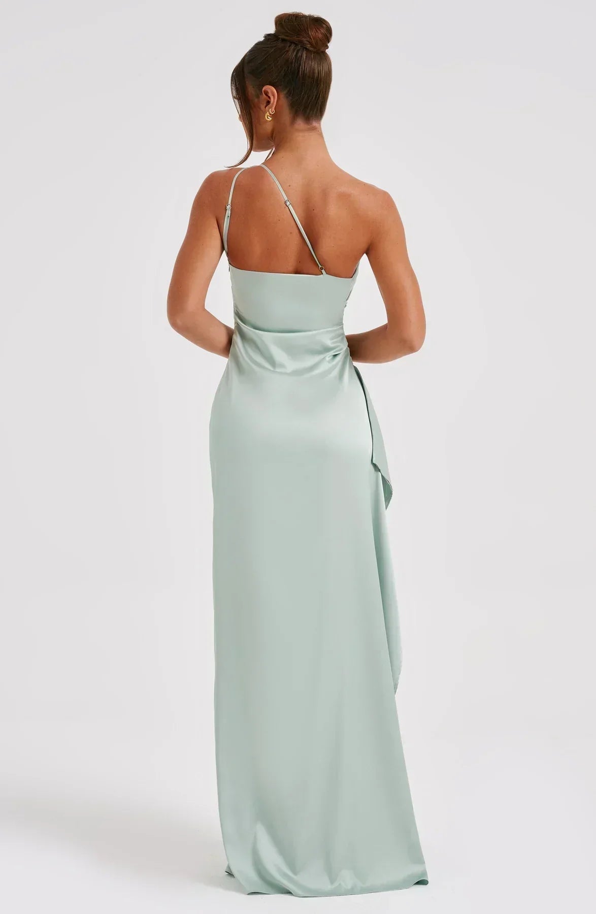 Raffiniertes Abendkleid mit hohem Schlitz